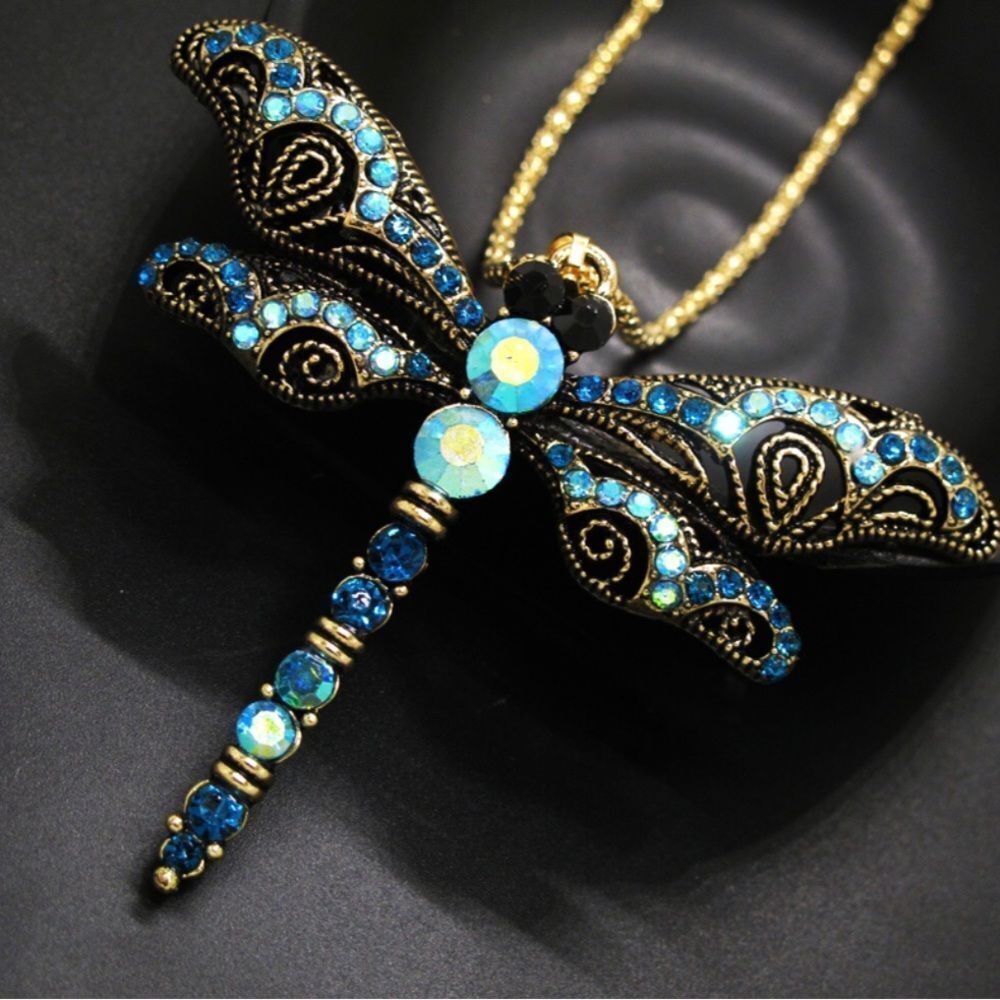 🩵 Betsey Johnson stunning, sparkling dragonfly necklace 🩵 - Picture 2 of 3